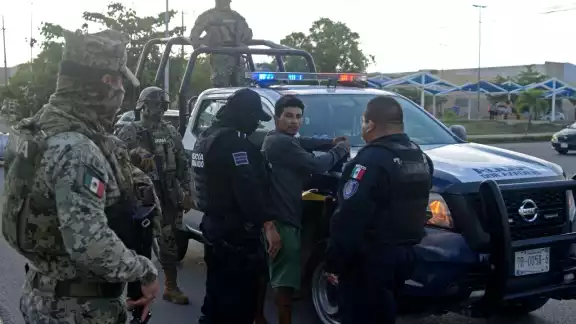 Policías detienen a ebrio que acosaba a pasajeros dentro de un autobús en Cancún