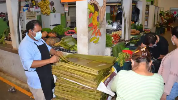 Los comerciantes están preocupados de que el aumento de precio se traduzca en bajas ventas Foto: Manuel Collí