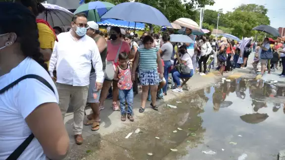 Largas filas se registraron este martes en las sedes de vacunación de Ciudad del Carmen. Foto: Gerardo Can Dzib Largas filas se registraron este martes en las sedes de vacunación de Ciudad del Carmen. Foto: Gerardo Can Dzib