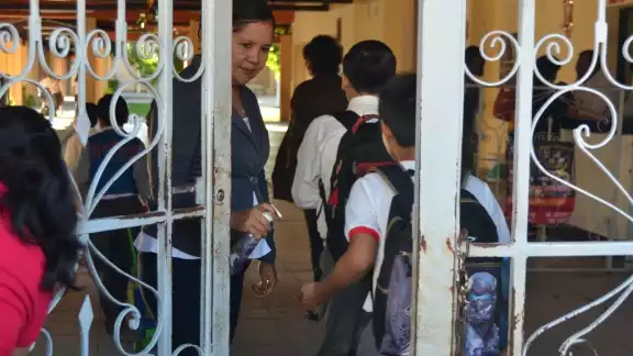 Podrán asignarse calificaciones numéricas en la escala de 6 a 10 a alumnos de primaria y secundaria Podrán asignarse calificaciones numéricas en la escala de 6 a 10 a alumnos de primaria y secundaria