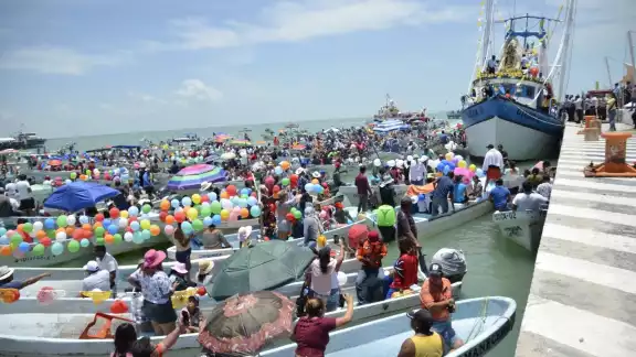 Virgen del Carmen se pasea por la Laguna de Términos Virgen del Carmen se pasea por la Laguna de Términos