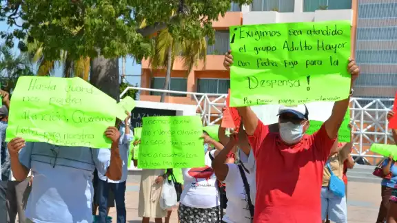 La manifestación duró menos de media horas, ya que fueron atendidos por el director de Desarrollo Social La manifestación duró menos de media horas, ya que fueron atendidos por el director de Desarrollo Social