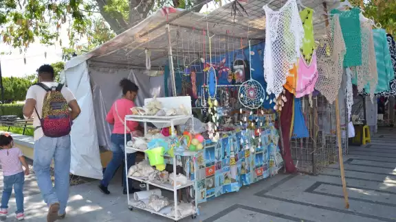 "Las ventas se encuentran bajas porque el parque lo cierran muy temprano" - Patricia Olvera Mateos "Las ventas se encuentran bajas porque el parque lo cierran muy temprano" - Patricia Olvera Mateos