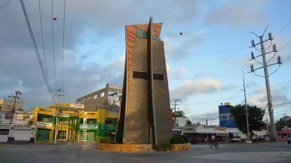 El monumento estaba formado por una torre rectangular que presentaba un área de mayores dimensiones en su base