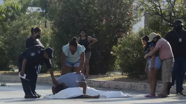 El hombre murió en medio de la calle luego del golpe