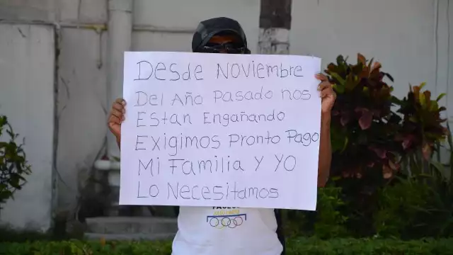 Guillermo Pérez Zapata, uno de los manifestantes dio a conocer que desde hace dos años realizan la manifestación para que el Ayuntamiento les pague los salarios correspondientes