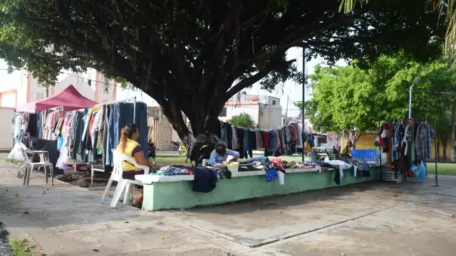 en esa zona llegan muchas personas nuevas a vender y se instalan en los lugares que les tienen asignado por años a los vendedores antiguos. Foto: Fernando Kantún