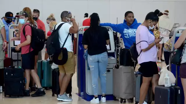 Por primera vez en este siglo el Aeropuerto de Cancún recibió más turistas nacionales que extranjeros Foto: Mario Hernández