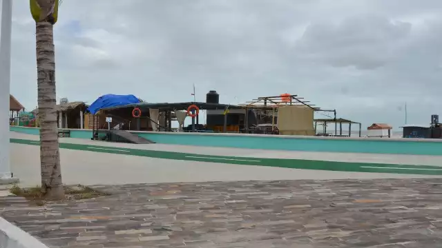 A pesar de que se ha intentado habilitar los espacios las rampas en las playas de Ciudad del Carmen resultan muy inclinadas para las personas con discapacidad Foto: Irene Barradas
