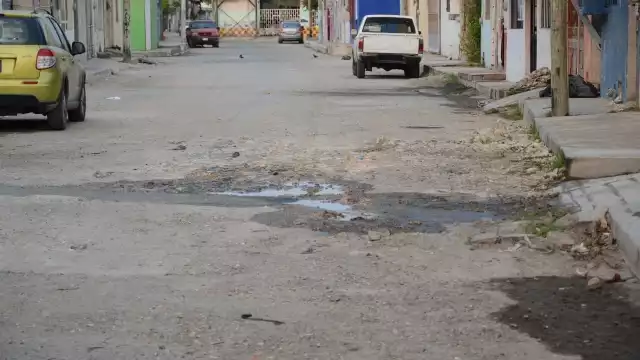 Las inundaciones también deterioran el pavimento de las calles