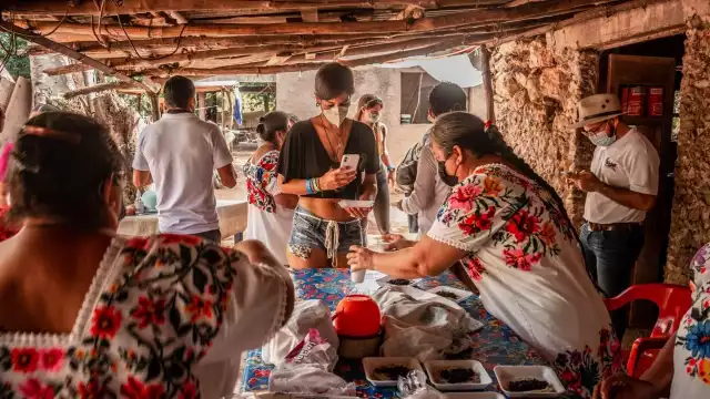 En el domicilio de la familia Tut, los turistas degustaron guisos regionales y dulces tradicionales