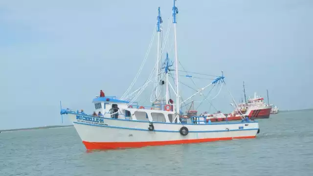 Los barcos pesqueros de camarón tienen baja demanda