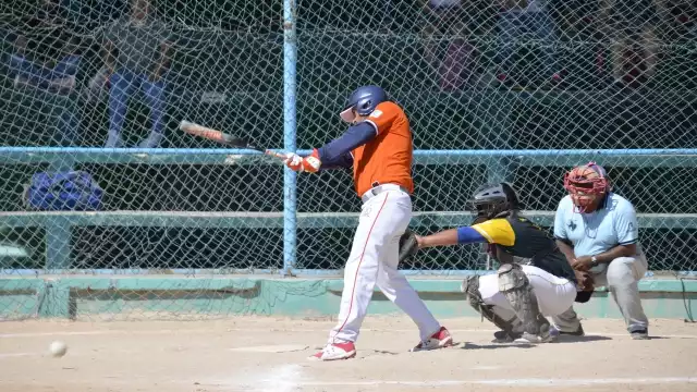 Juan Bernardo consiguió un cuadrangular de cuatro carreras al jardín derecho para coronar el ataque