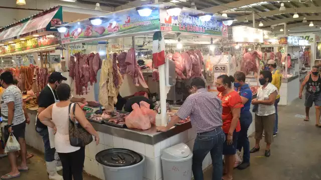 Habitantes de Ciudad del Carmen descuidan medidas sanitarias en el mercado principal