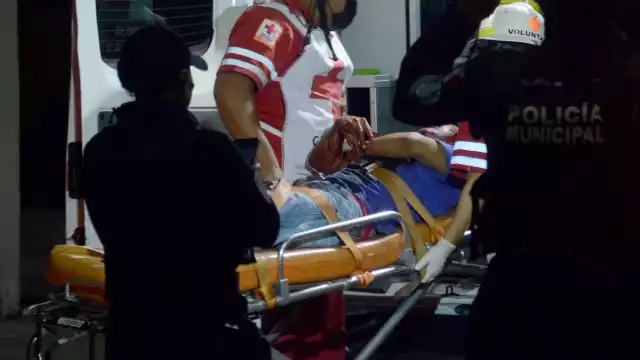 El cuerpo del dulcero quedó en un charco de sangre, luego de ser atacado por dos hombres en motocicleta