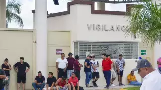 Personas con playera blanca y gorras de la CTM llegaron a agredir a empleados de Tomza