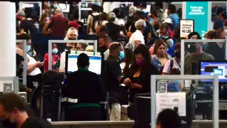 Los pasajeros de vuelos cancelados en el aeropuerto de Cancún fueron reprogramados para mañana, según informaron las aerolíneas