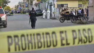 El cuerpo al quedar debajo de la unidad tuvo que ser sacado por bomberos