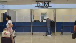Migración cambia a 400 agentes del aeropuerto de Cancún; son acusados por maltrato