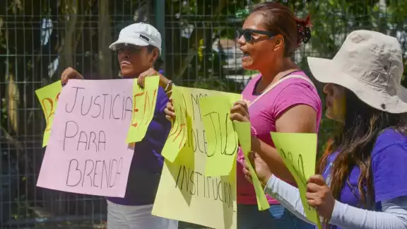 La expareja no permitía a la madre visitar a sus hijas, ni las dejó asistir al funeral