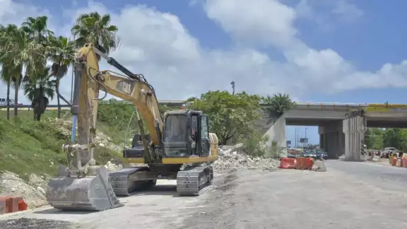 Una enorme máquina con un pico fue la que derribó la noche del martes una parte de la vieja estructura del distribuidor que va al Aeropuerto de Cancún Una enorme máquina con un pico fue la que derribó la noche del martes una parte de la vieja estructura del distribuidor que va al Aeropuerto de Cancún