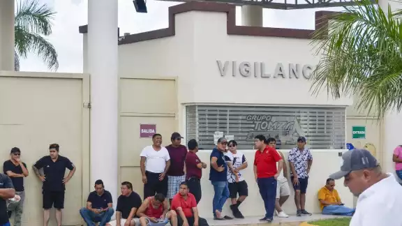 Personas con playera blanca y gorras de la CTM llegaron a agredir a empleados de Tomza Personas con playera blanca y gorras de la CTM llegaron a agredir a empleados de Tomza