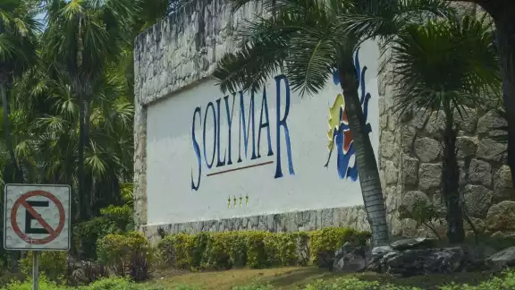 Residentes del condominio ubicado en el kilómetro 18.7 de la Zona Hotelera de Cancún aseguran que sigue apropiándose de terrenos y áreas comunes, violando la ley Residentes del condominio ubicado en el kilómetro 18.7 de la Zona Hotelera de Cancún aseguran que sigue apropiándose de terrenos y áreas comunes, violando la ley