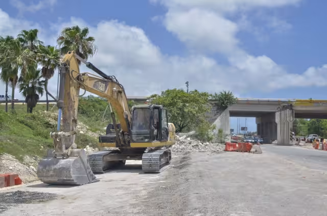Una enorme máquina con un pico fue la que derribó la noche del martes una parte de la vieja estructura del distribuidor que va al Aeropuerto de Cancún
