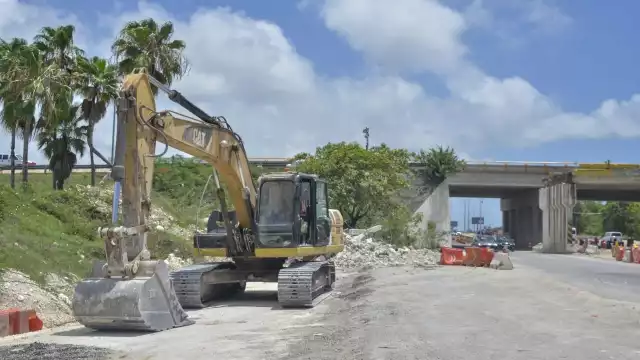 Una enorme máquina con un pico fue la que derribó la noche del martes una parte de la vieja estructura del distribuidor que va al Aeropuerto de Cancún