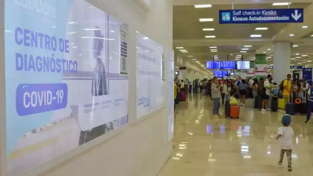 Aunque en el pasado había largas filas, en las últimas semanas ya no tenían clientes.
Turistas y el personal aplaudieron la decisión de cerrarlos, para poner otros comercios