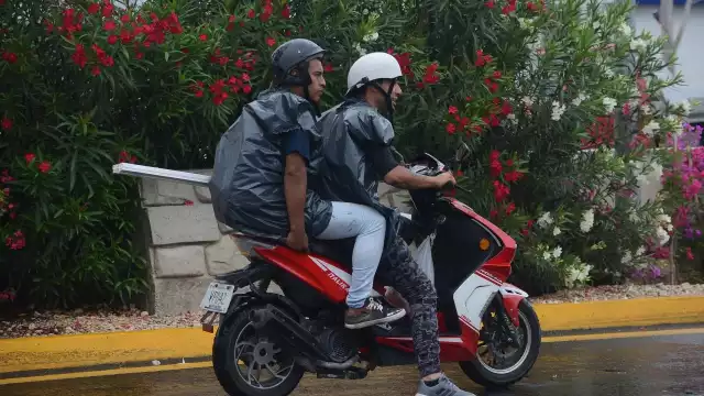 Se halló una Onda Tropical y su eje se localiza sobre El Salvador, CA., y más al sur sobre el Océano Pacífico