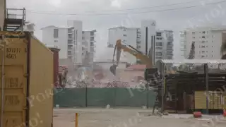 Entre edificios abandonados, banquetas en mal estado y hasta cocodrilos, turistas recorren zona hotelera de Cancún