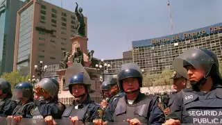 Policías resguardan el monumento a Colón durante Día de la Raza