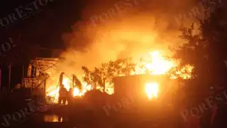 Incendio destruye por completo un negocio de bazar hotelero en Cancún