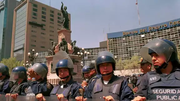 Policías resguardan el monumento a Colón durante Día de la Raza Policías resguardan el monumento a Colón durante Día de la Raza