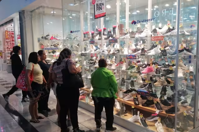 Las plazas de Cancún lucieron abarrotadas durante el Buen Fin.