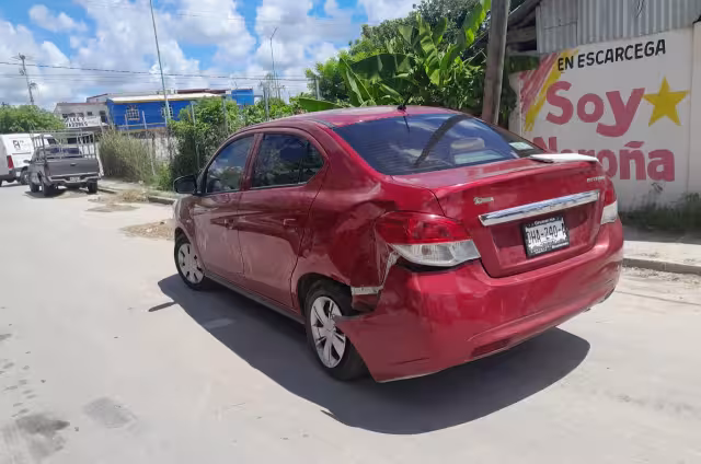 Dos estudiantes de bachillerato resultaron con raspones y golpes leves tras chocar su motocicleta contra un automóvil en la colonia Esperanza