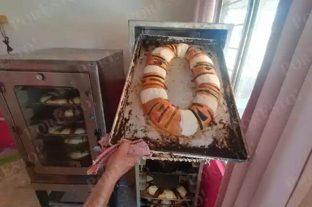 Con una receta de más de 40 años, don Fermín hornea las tradicionales roscas.