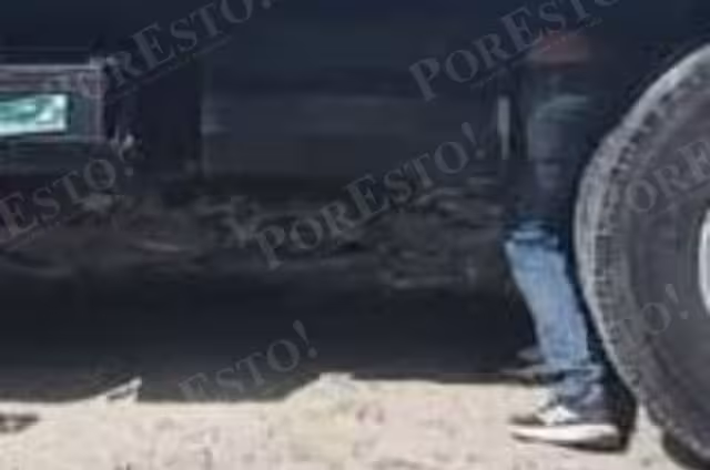 El cuerpo sin vida de un hombre quedó prensado entre la caja y las llantas.