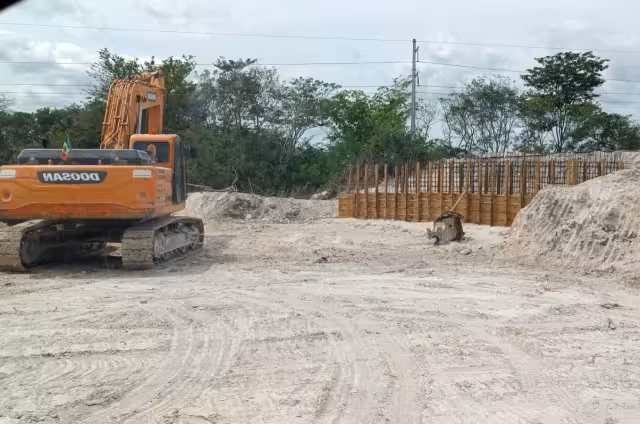 En el lugar de la obra se puede observar que hay pocos trabajadores, por lo cual y ante la temporada de lluvias se prevé mayor demora