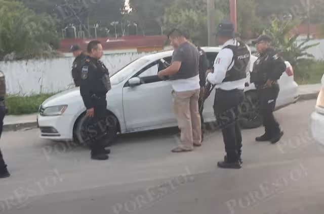 Elementos policiacos detuvieron al conductor del automóvil en un retén.