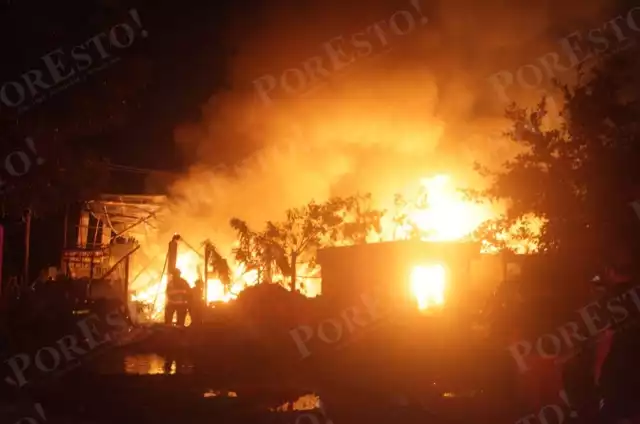 El fuego consumió por completo un negocio del bazar hotelero.