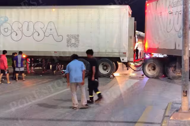 Las dos cajas del tracto camión detenidas luego del trágico accidente.