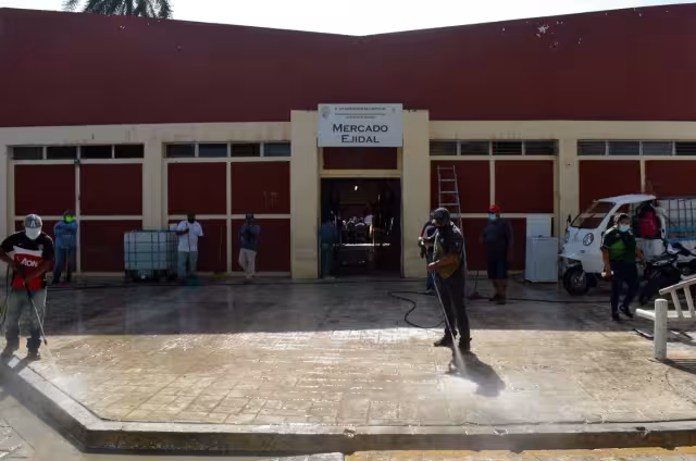 Mercado Ejidal de Campeche seguirá sin nuevo drenaje pese a aguas negras y malos olores