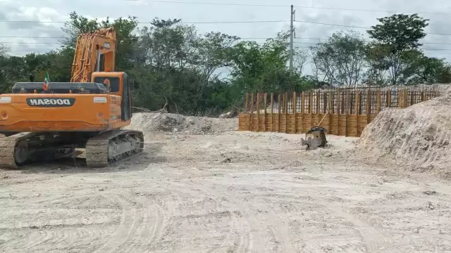 En el lugar de la obra se puede observar que hay pocos trabajadores, por lo cual y ante la temporada de lluvias se prevé mayor demora