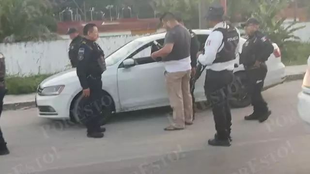Elementos policiacos detuvieron al conductor del automóvil en un retén.