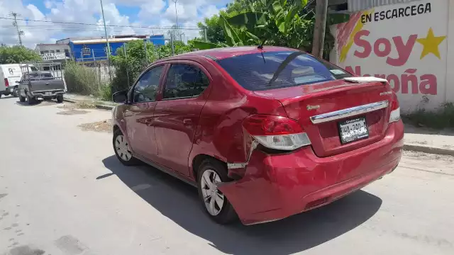 Dos estudiantes de bachillerato resultaron con raspones y golpes leves tras chocar su motocicleta contra un automóvil en la colonia Esperanza