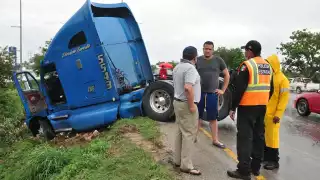 La mitad de la unidad quedó sobre la vía y el conductor salió por su propio pie y no tuvo lesiones graves