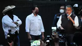 Raúl Morón y Félix Salgado, junto con el presidente de Morena