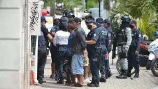 13 hombres fueron detenidos durante el cateo en el lugar. Foto: Por Esto!